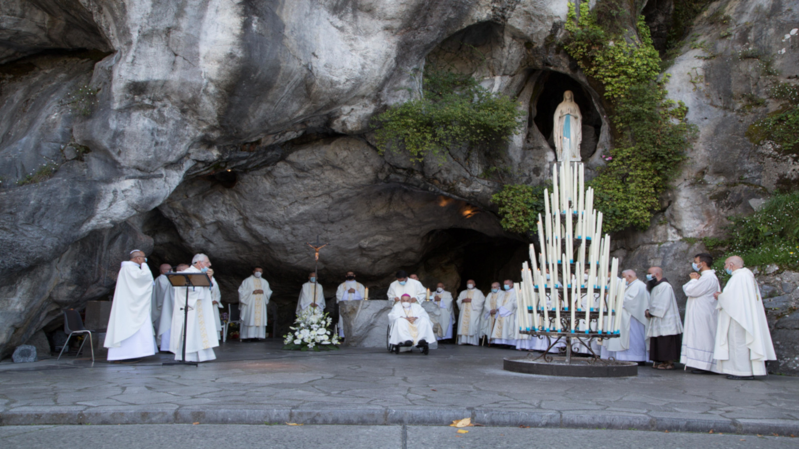 grotta con sacerdoti